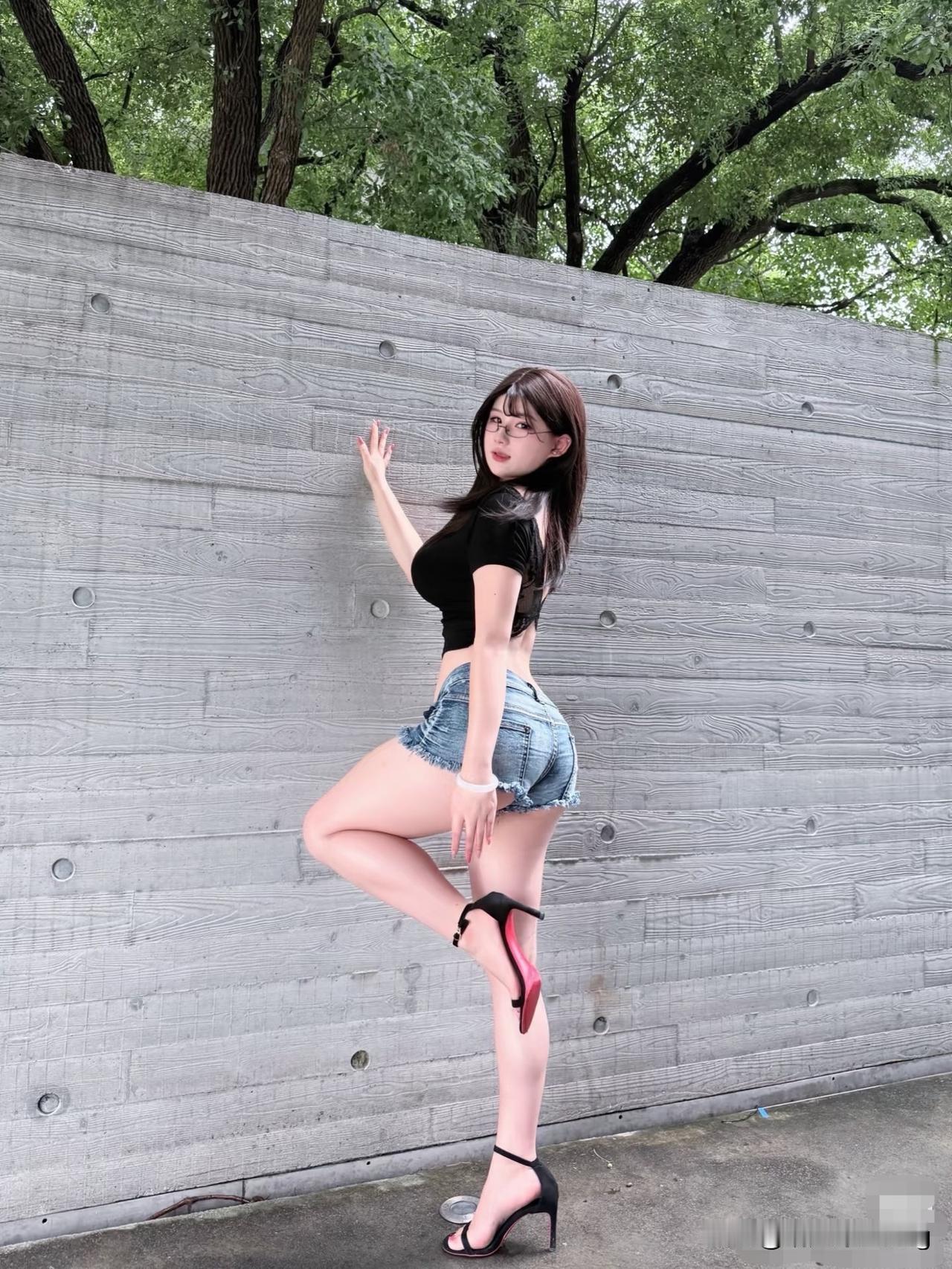 不解释，不张扬，不依附。·站在那里，就是一种风景。·像水，润万物而无声；