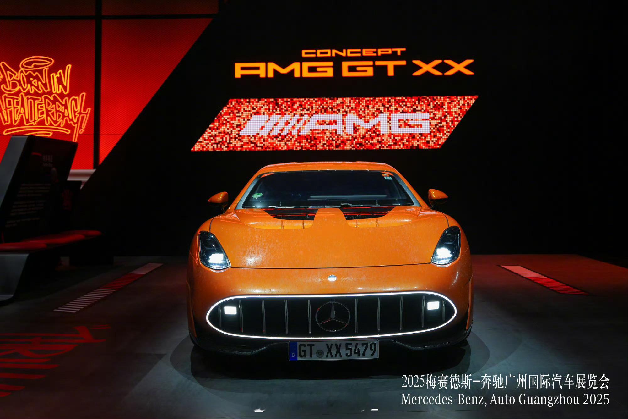 上，奔驰展出了三款车型：AMGGTXX概念车、VisionIconic概念