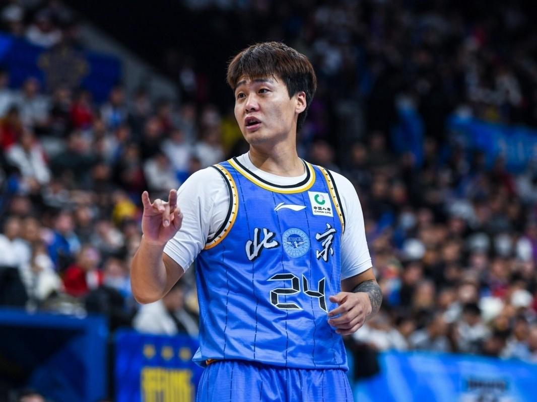 CBA最新消息：据直播吧报道，此前受伤的北京男篮核心后卫赵睿，即将在季后赛复出。