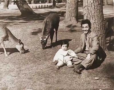 这是1962年，1岁的高市早苗与父亲在奈良公园的合影。人们常说，
