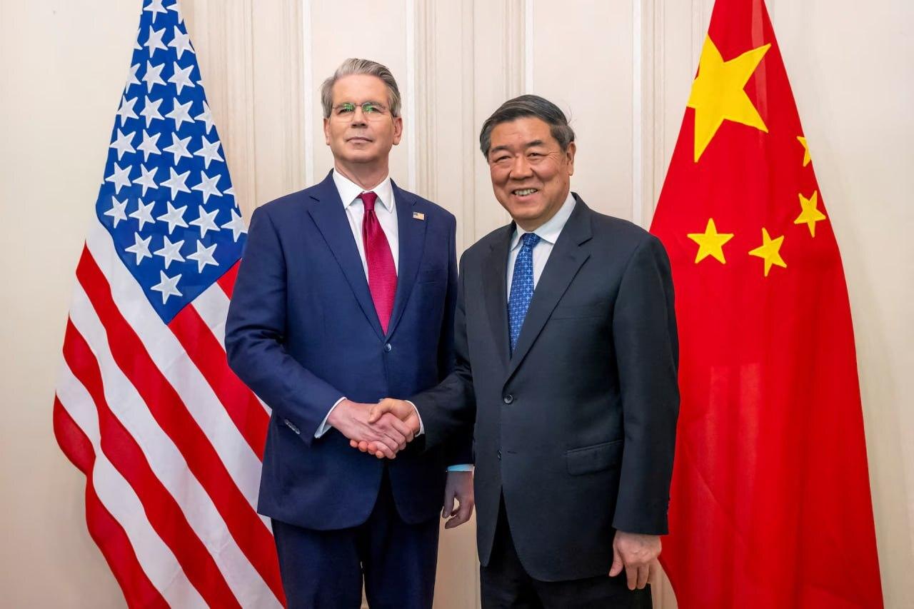 4月30号，根据央视公布的消息，何副总理同美国的财政部长贝森特和贸易代表格里尔举