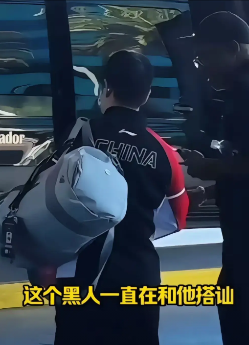 7月8日孙颖莎自己一个人下训被一个黑人一直在旁边追着说话。说实话美国不安全，而且