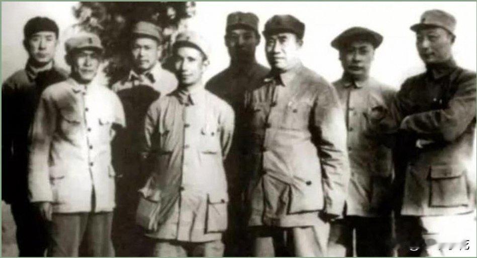1955年授衔，三野十几个军长望着四野7位上将很无奈：孟良崮的张灵甫是我们打的，