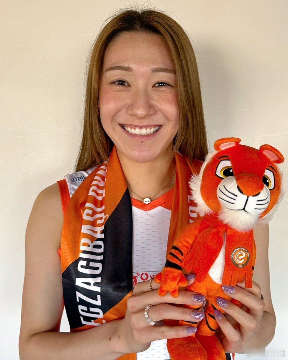 国际排坛动态日本女排日本女排历史最高薪资2012/13赛季，木村沙织在土耳其效力