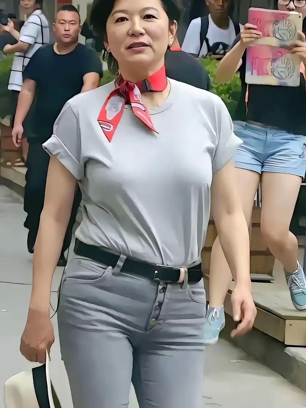 曾经的女神，现在五官松弛，身材走形，腚大腰圆，你还能认出是谁吗？