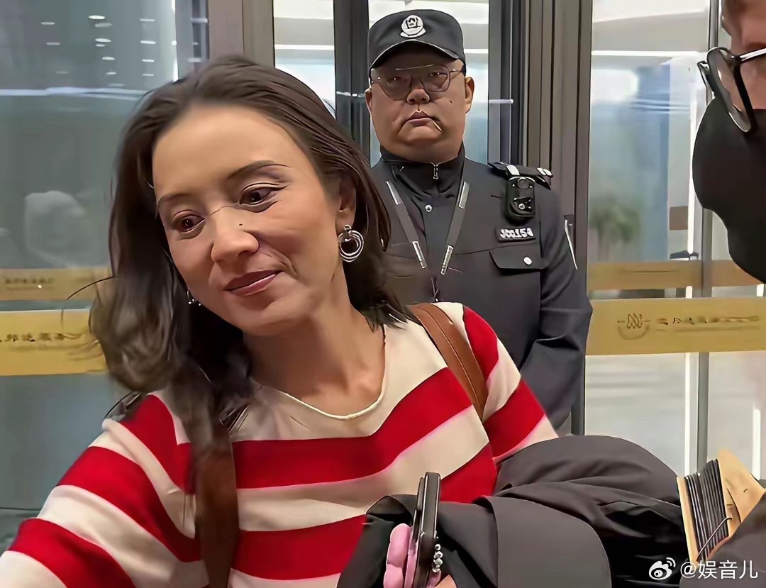 宋佳素颜感觉好像就画了一点点眉毛，真的没化什么妆，素颜有这个样子不错。