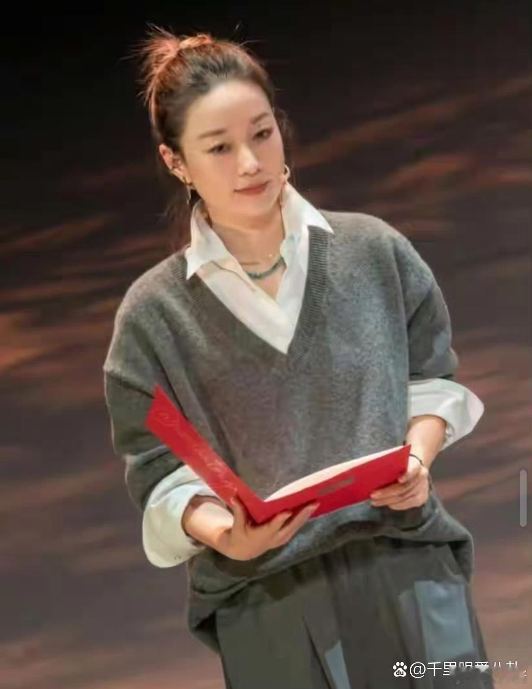 马伊琍新发型让人眼前一亮，49岁状态像30岁，美的更突出了。