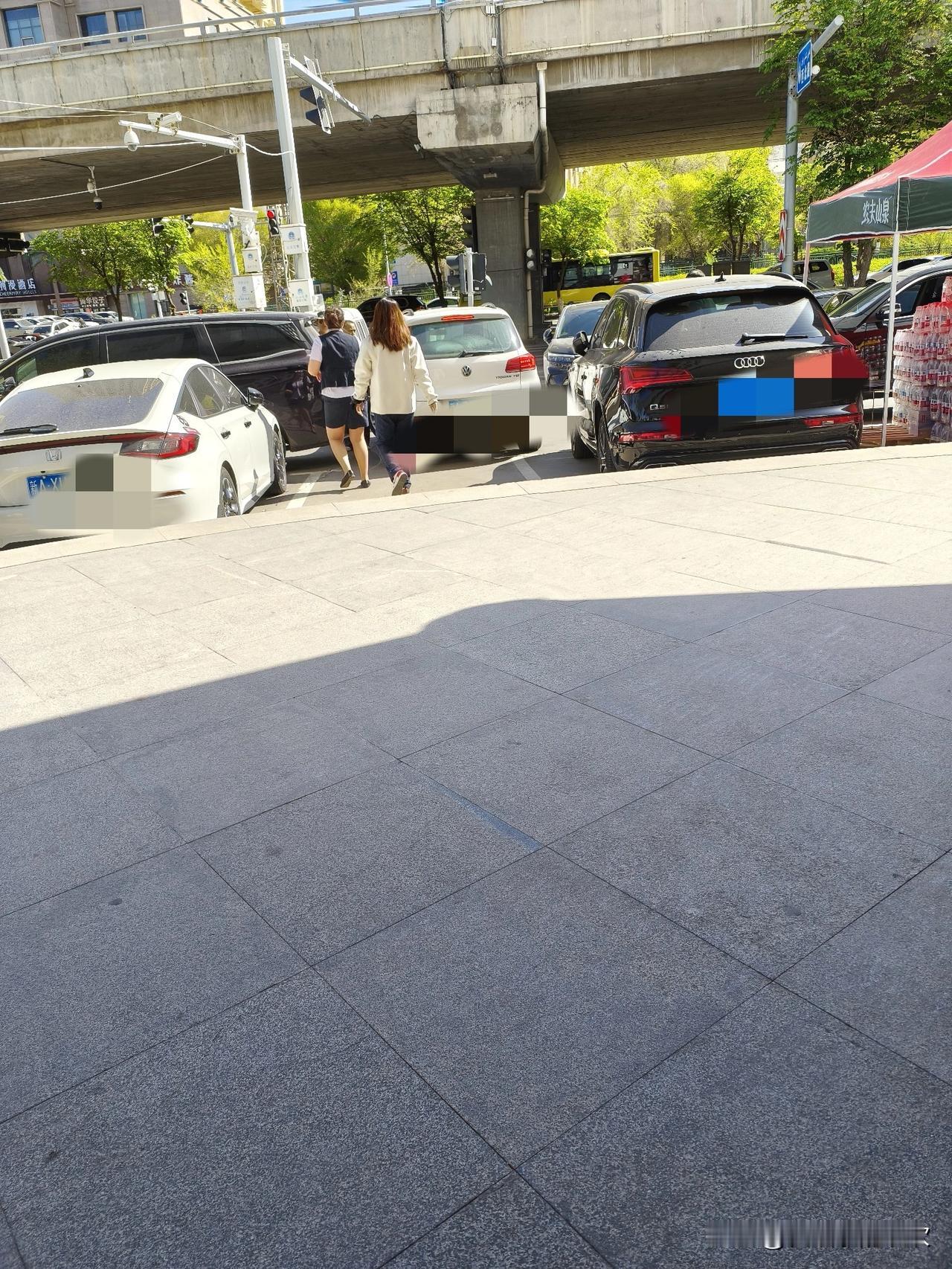 吵架竟然吵笑场了。今天早上11：00多，我和同事正在单位的大厅里值班。突