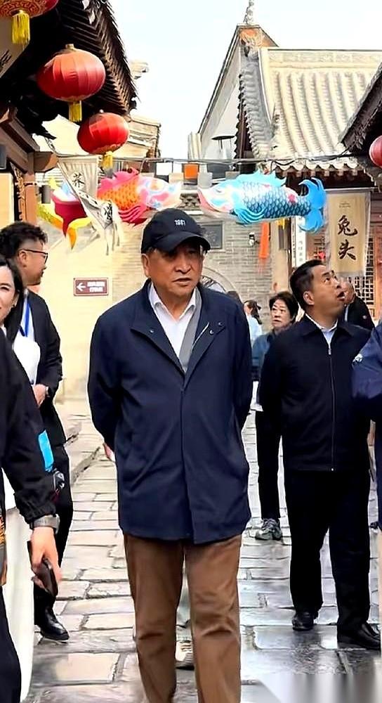 76岁的姜昆，这回是一个人出现在山西。没带保镖，没领助理，连个拎包的随从都没有