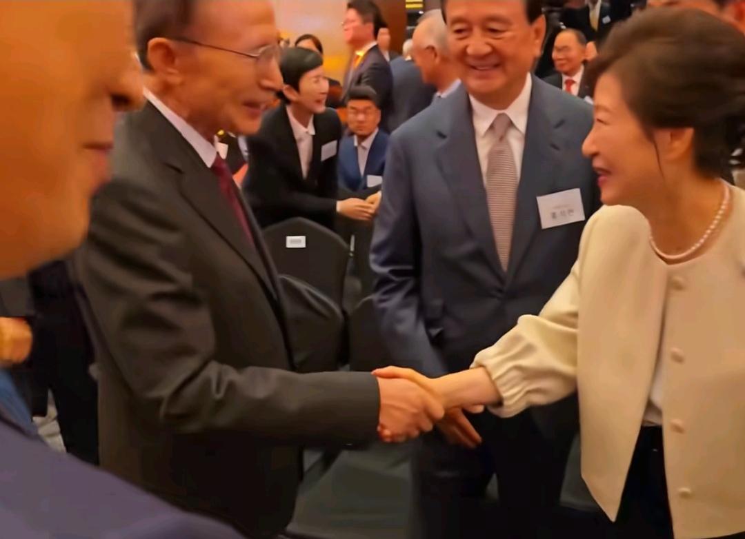 韩国前总统朴槿惠又出席活动了，与李明博同框，状态看起来不错。9月17日，是韩