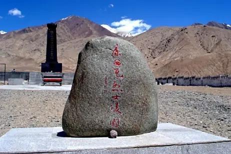 2000年,为了方便祭拜,新疆军区准备将安葬在康西瓦烈士陵园的烈士们迁移到山下。