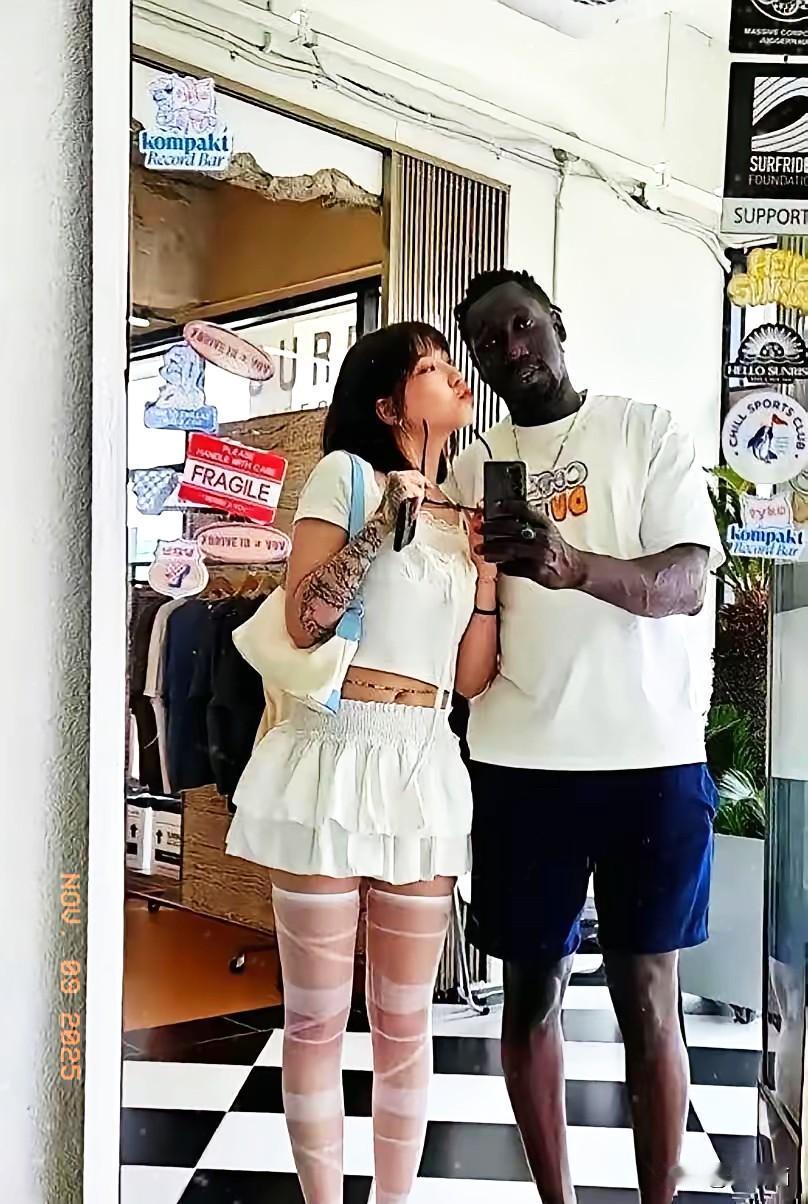 浙大女生带黑人男友回家被轰出门，父母那句“要么选物质要么选精神”的狠话，真的