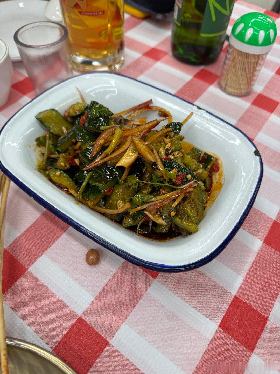 昨天听到一个略感震惊的消息，说王传福在内部已经将BYD明年出海销量目标🎯锁定1