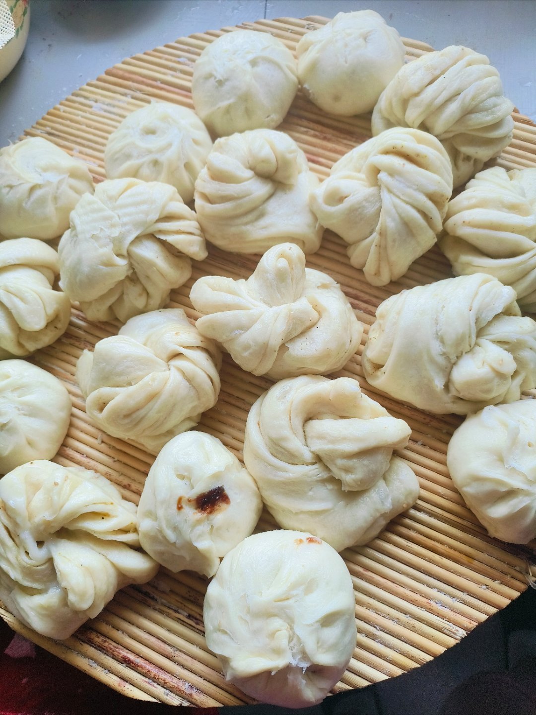 今日份早餐，看看怎么样啊？还行不？我感觉还可以，有糖包，有花卷，味道也不错，我这