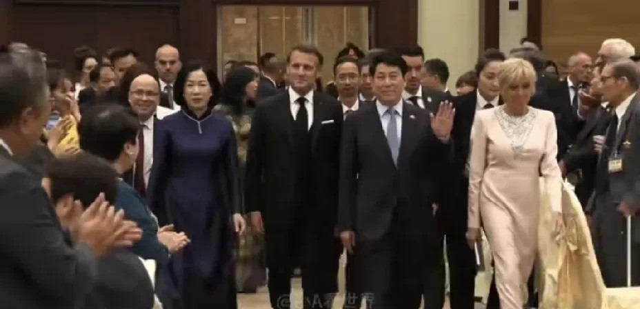 法国总统马克龙访问越南---醒来一看，简直不敢相信自己的