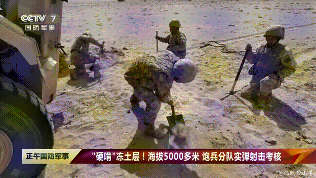 PCL181车载加榴炮的尾部有一个投影器，可以投影绿色框，用于定位助锄坑的位置，