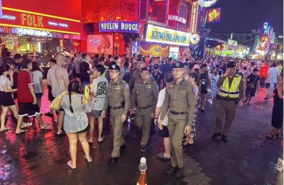 “为什么大部分亚洲国家都反感中国？”这个问题底下，一条高赞评论一针见血：“因为