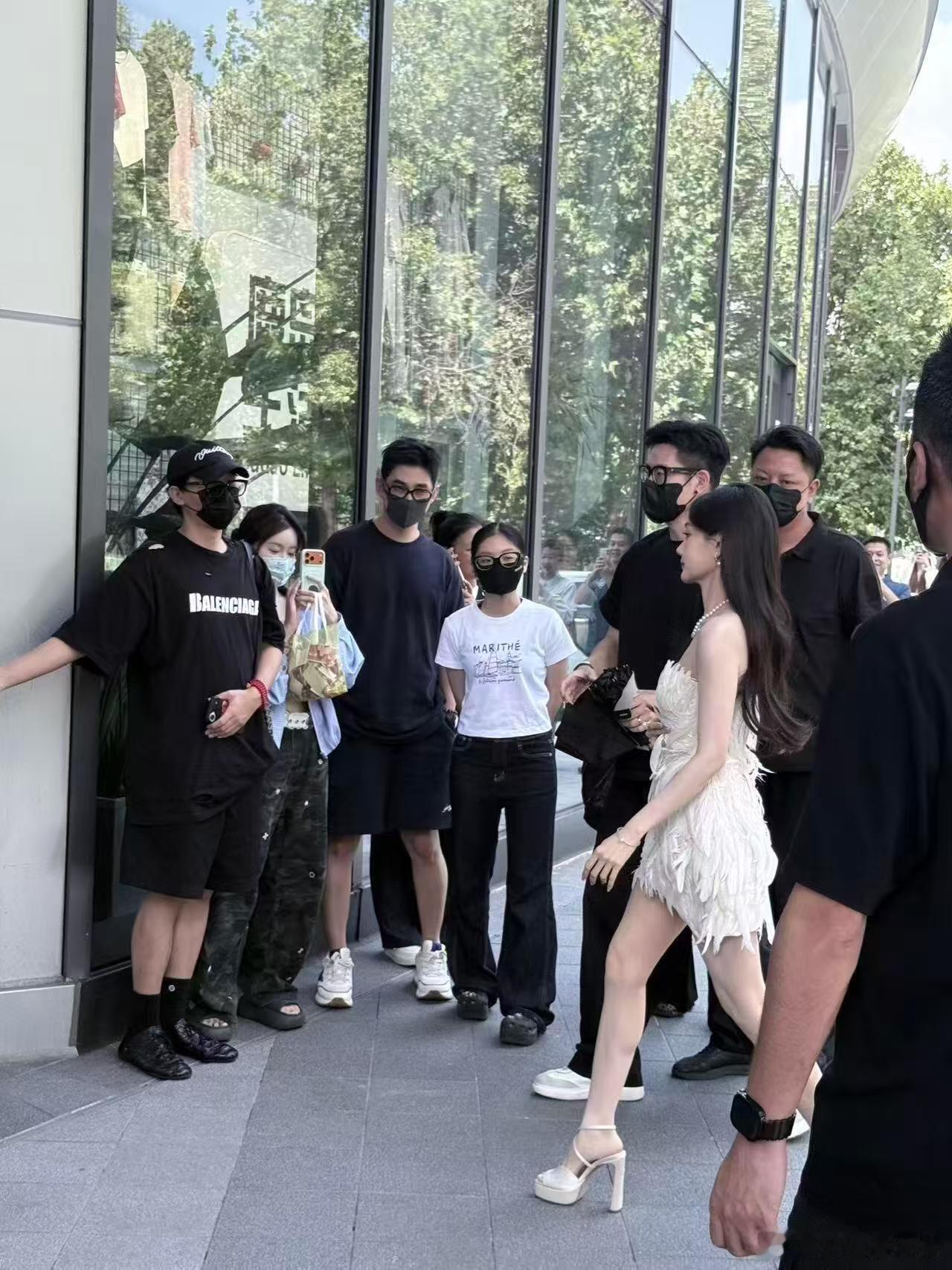 李一桐抹胸羽毛裙李一桐一出现就被这套抹胸羽毛裙惊艳到，纯白配色干净高级，生图比