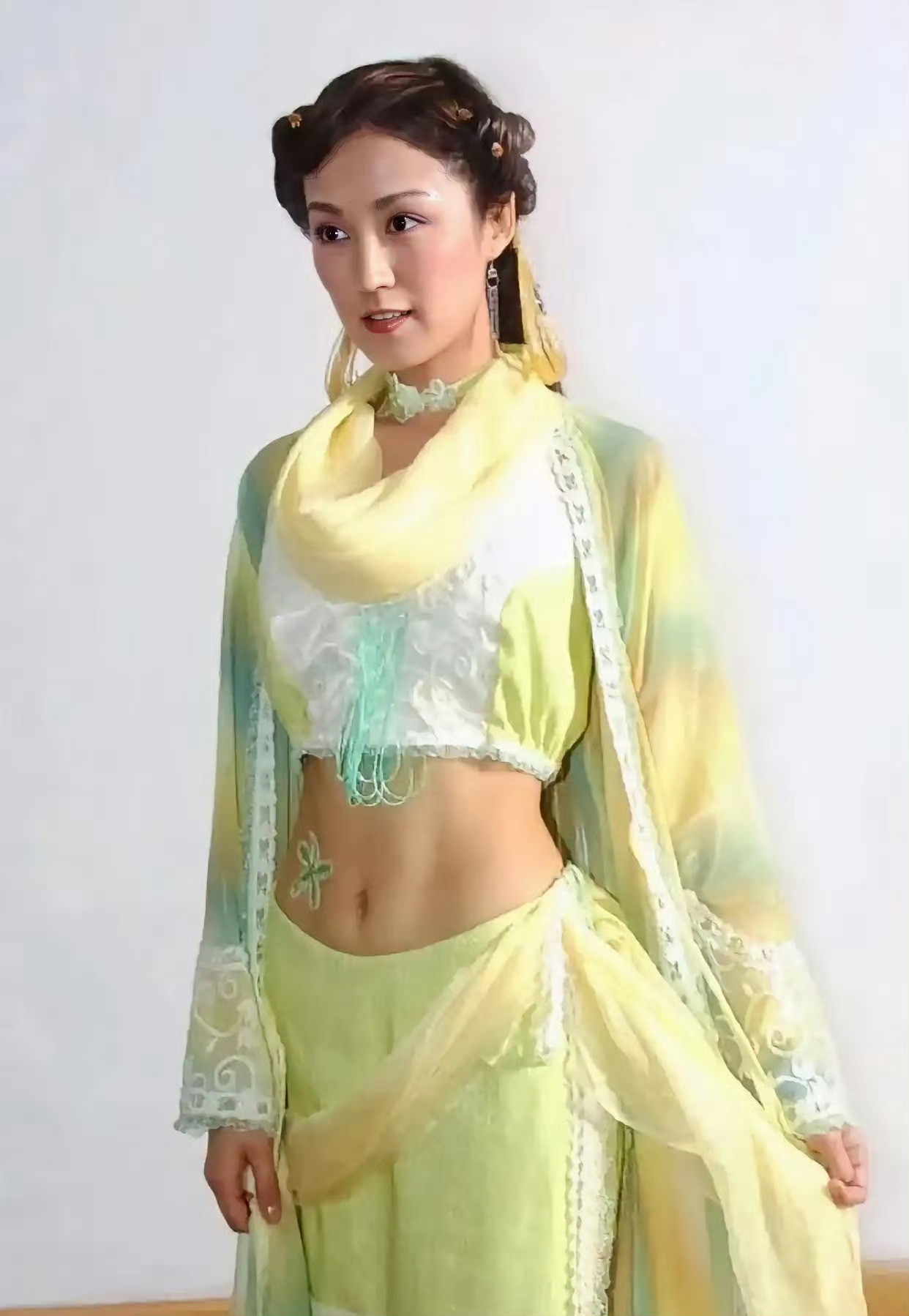 陆毅老婆鲍蕾年轻时身材是真的好，这大长腿是有遗传基因吗？