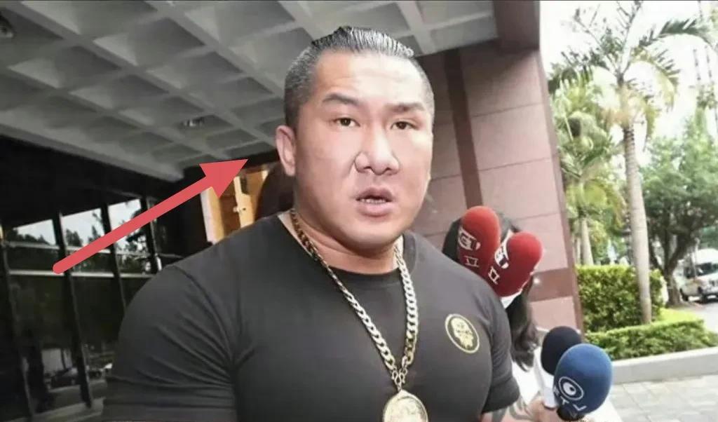 网友在全网扒了个“底朝天”！终于才弄明白，为什么弯弯网红馆长一夜没睡了！不是因