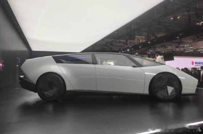 东京车展上的本田Honda0SALOON。啊？车侧怎么有点眼熟，是和mega