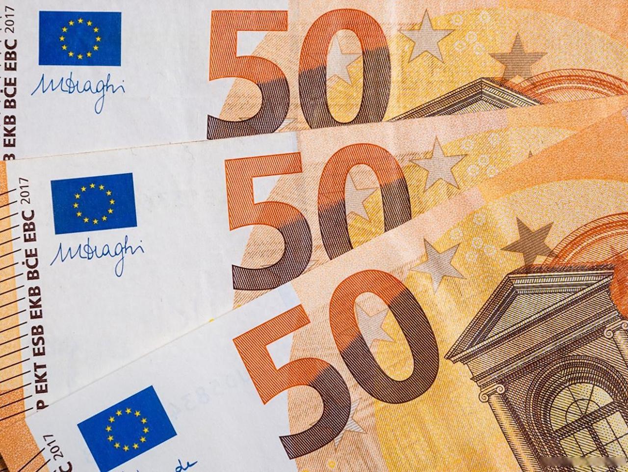 中国跑去欧洲发欧债，主要是两个目的，一是秀诚意，告诉欧洲各国，我愿意和你们绑在一