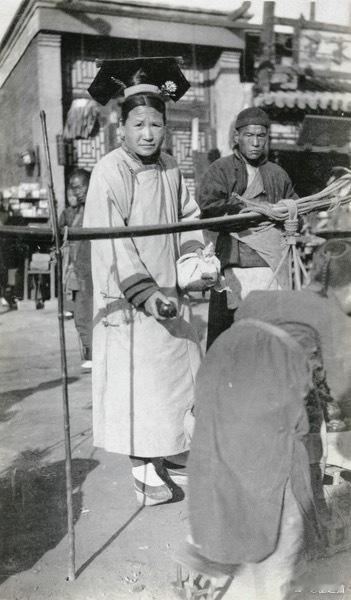 街头买水果的满族女子，北京，1905年​​​