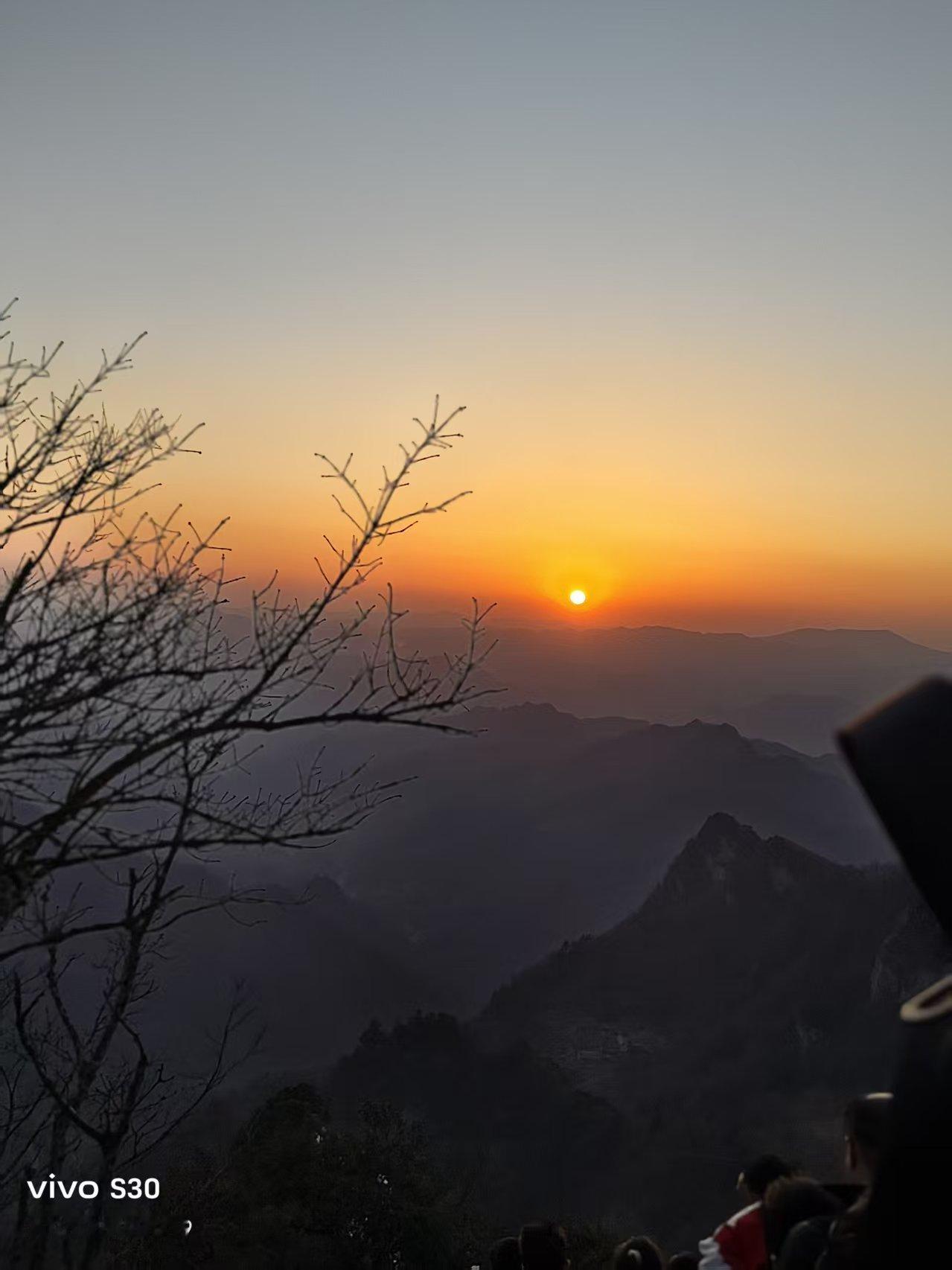 登高寻远见，有缘与仙语。辉满撒云山，似是万祥来！