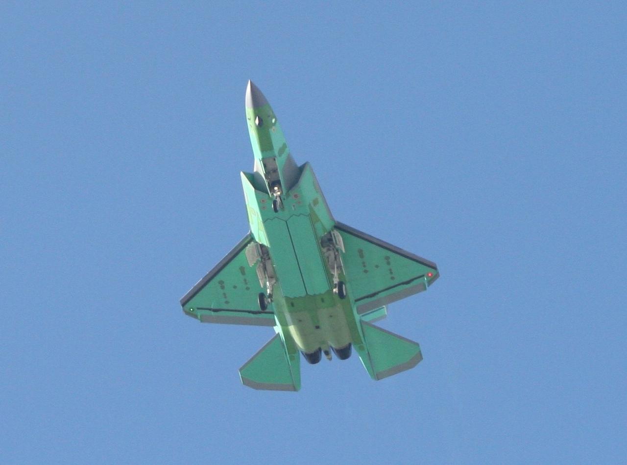 开足马力，全面提高产能，这两张图片明显不是海军的歼-35，而是空军的歼-35A，