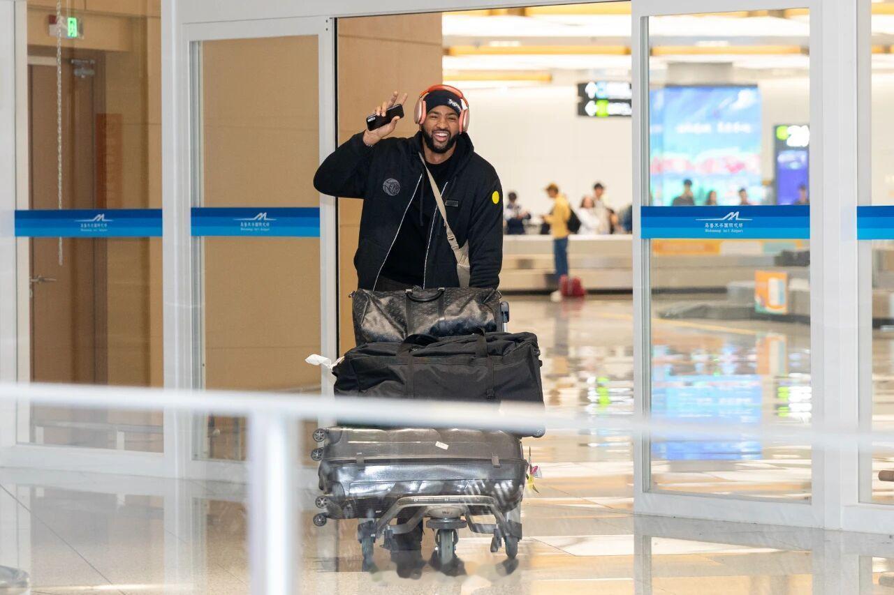 新疆男篮官宣劳森回归！“新疆广汇篮球俱乐部已与外籍球员戴德里克·劳森完成续约。待