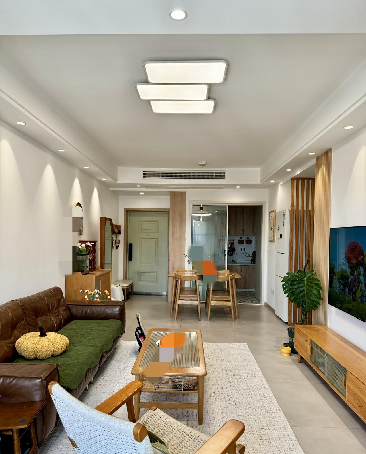 河南一对普通本科毕业的小两口，在老家发展受限，听从公公婆婆的建议，决定奔赴