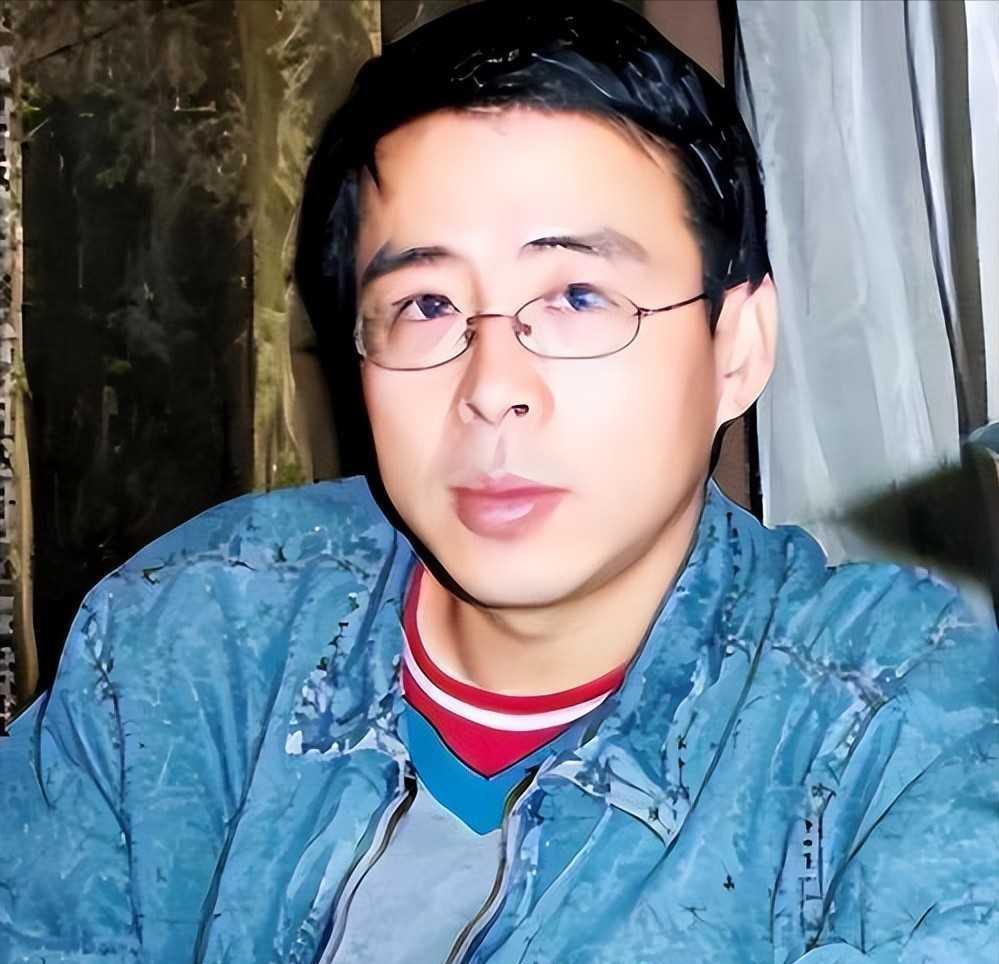 2020年2月20号晚上，阿丘发了一条微博。他说，中国人应该带着歉意戴好口罩