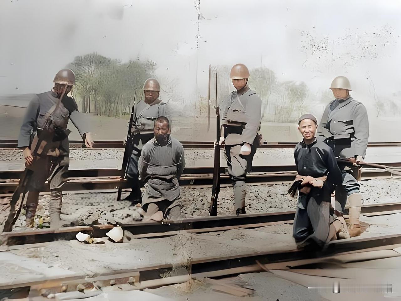 1942年鲁南战役期间，两名铁道游击队员在破坏日军铁路线时遭伏击被俘。日军将他们