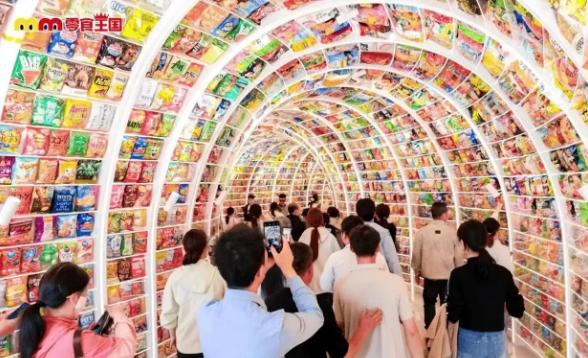 长沙又出圈了！全球最大零食店开业3天被挤停售。 4月17日，芙蓉广场，一