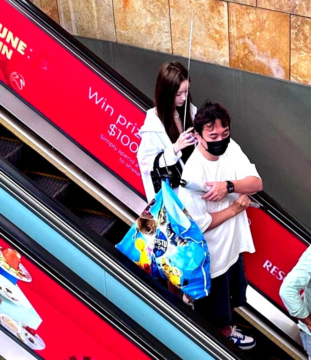 王思聪被两个女人夹在中间弹向高空，全程脸都白了，旁边的懒懒笑得眼睛眯成一条缝。