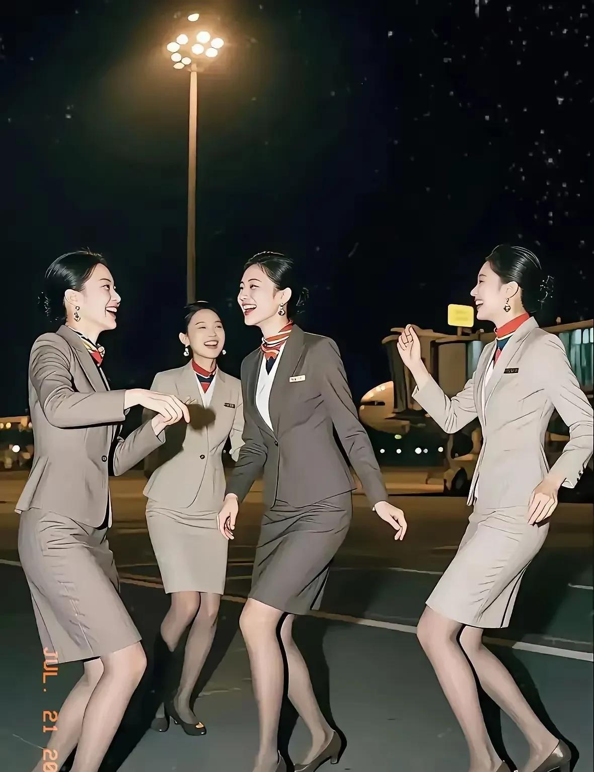 这趟航班结束，这四位空姐就将开启休假模式了，快乐的心情无以言表……但听同事说本航