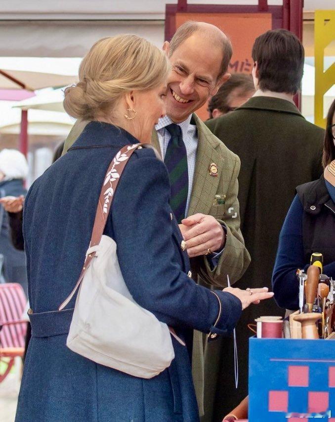 英国王室🇬🇧5月15日，爱丁堡公爵夫妇在皇家温莎马展。公爵夫人的外套来自L