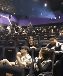 这种玩笑开不得，太让人尴尬了，开玩笑的这个男子，也不知是出于好心，还是出于恶意，