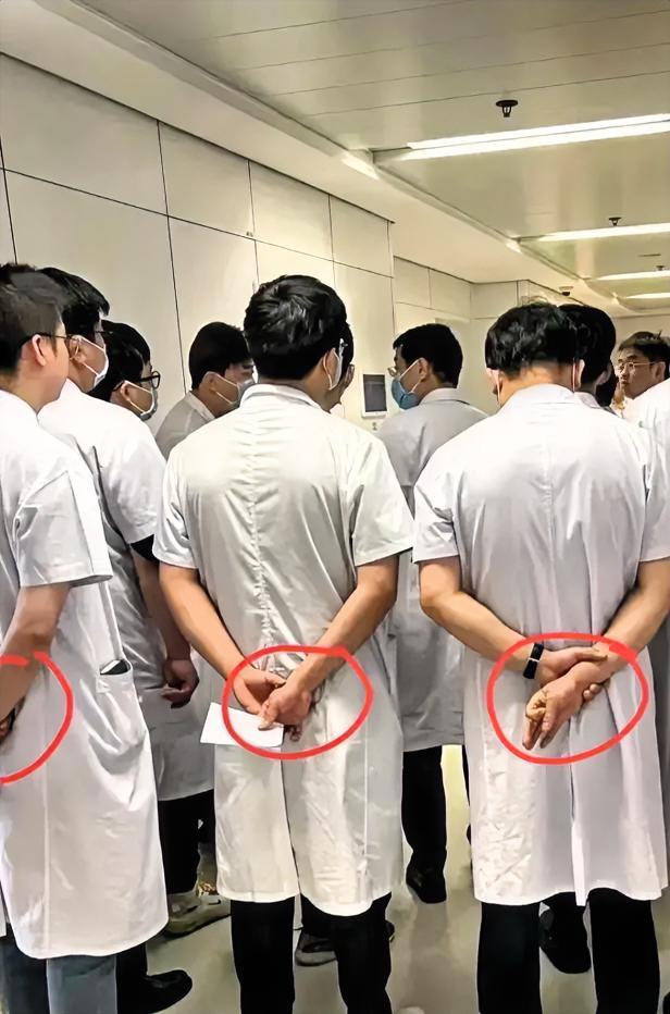 以前去医院，总看见医生查房背着手，我还以为就是摆个架势。去过住院部探视或者陪