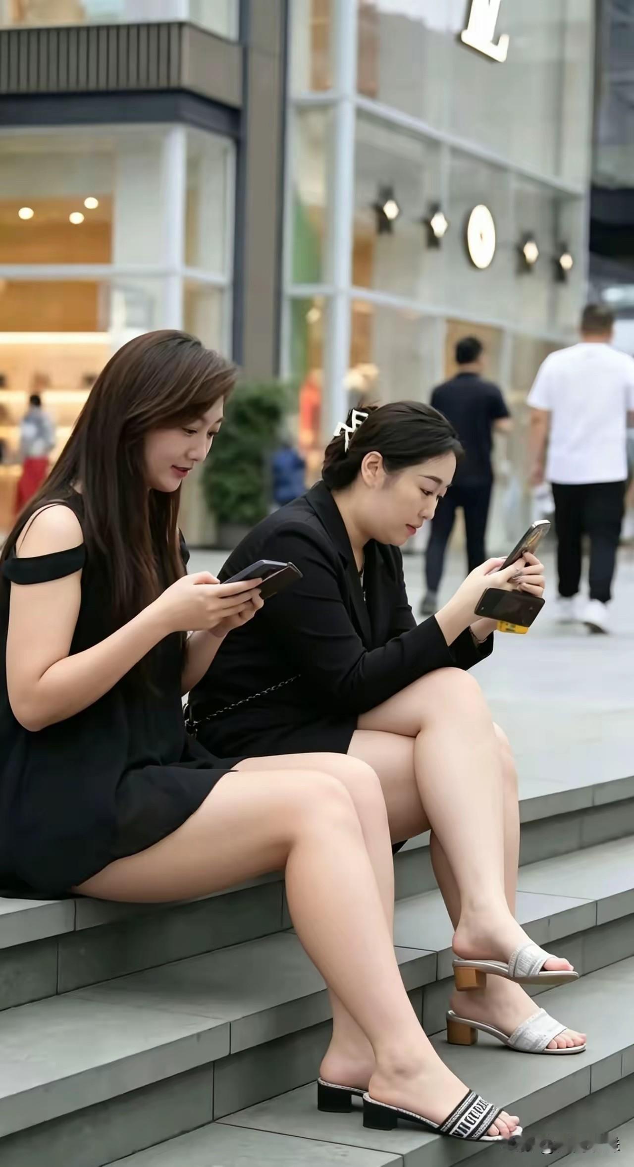 闺蜜时光，一起刷手机，享受都市的慢时光