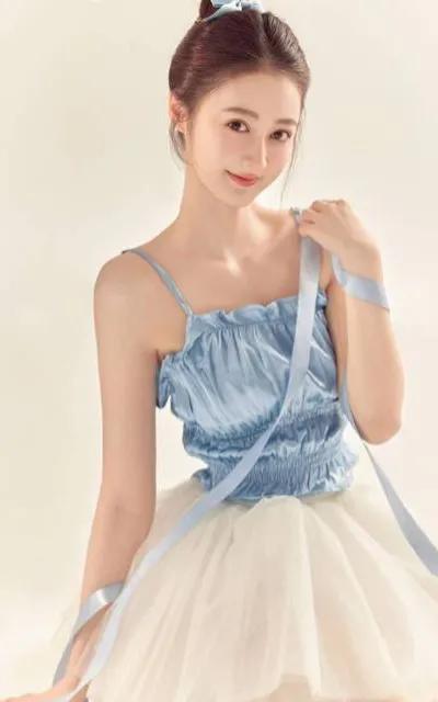 马泽涵是中国内地女演员，1996年生。她身姿曼妙，有着芭蕾小仙女般的轻盈体态，