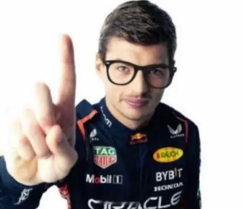 F1狂飙飞车确认引进虽然剧情已经在去年就知道的差不多了（因为是围场实拍）但我还是