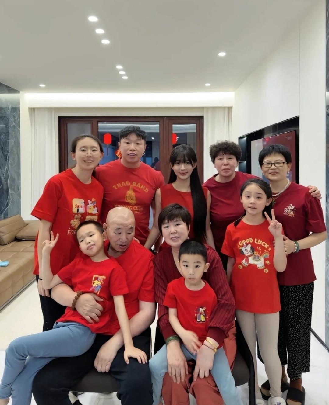 德云社烧饼分享全家福，有一说一，他媳妇颜值确实高。一大家子整整齐齐穿着喜庆的