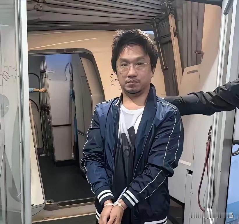 谁能料到，那个戴眼镜、身形瘦小看着文质彬彬的施纯芳，竟是个血债累累的亡命徒！