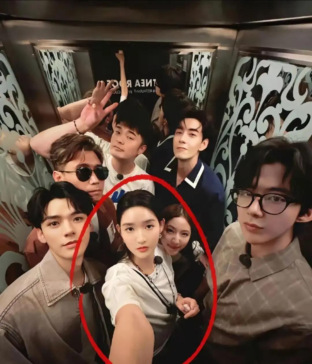 横店围读，陈星旭探班，热搜秒挂。剧还没拍，CP先炒，老套路。《夏日奇