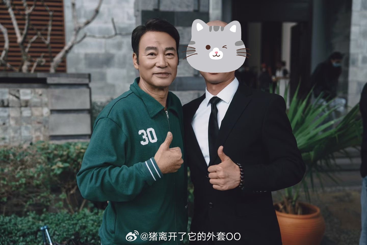 杨幂、万茜、江奇霖、任达华《末路狂花》杀青合影，杀青大吉！