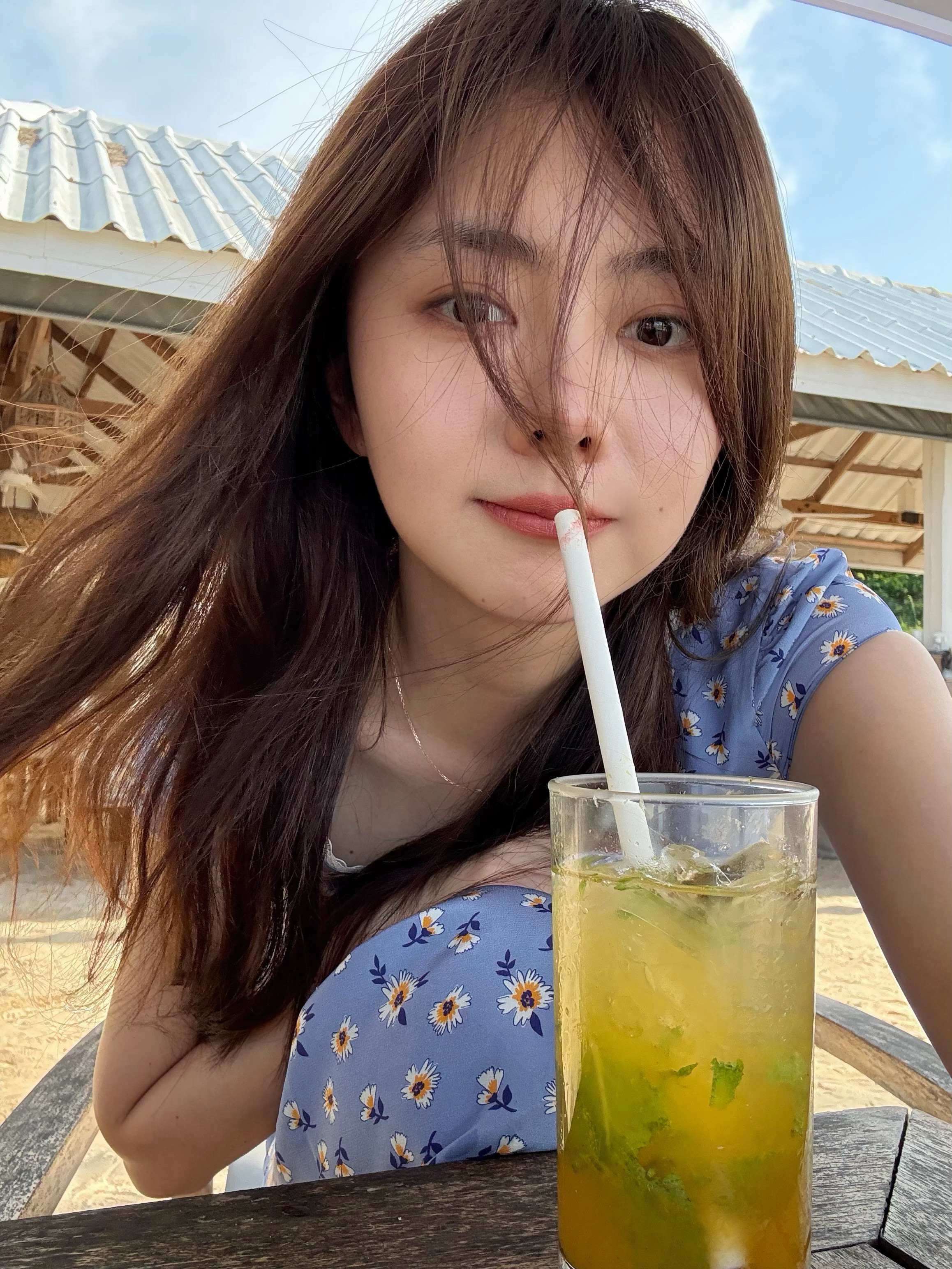 谭松韵🍹两小姐‘sPostcard美貌的碎花蓝裙返场🥰播放幸福碎片🧩两