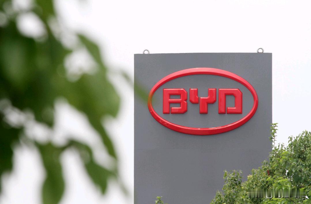 方程豹钛7单月狂销2.4万：20万级“神车”击穿新势力格局12月1日，比亚