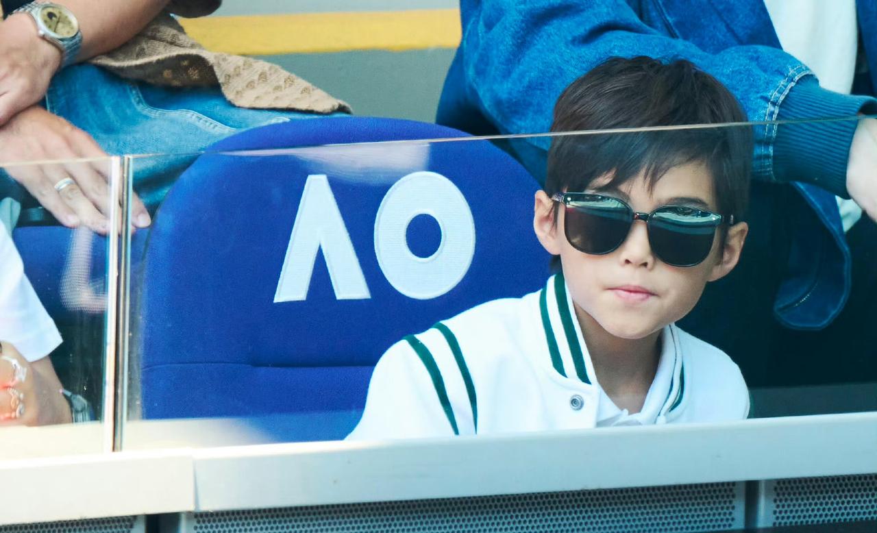 周杰伦儿子澳网戴墨镜火了！半张脸暴露基因硬实力。昆凌前几天发澳网vlog