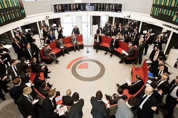 刚刚，英国彻底撕下了“金融中立”的伪装，悍然掀翻牌桌死保美元霸权！此刻的全球金融